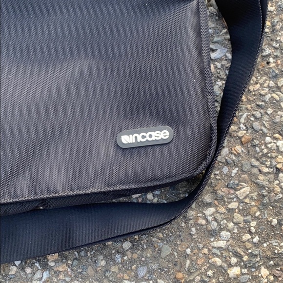 Incase // Fleece Lined Laptop Case with strap - Picture 3 of 10